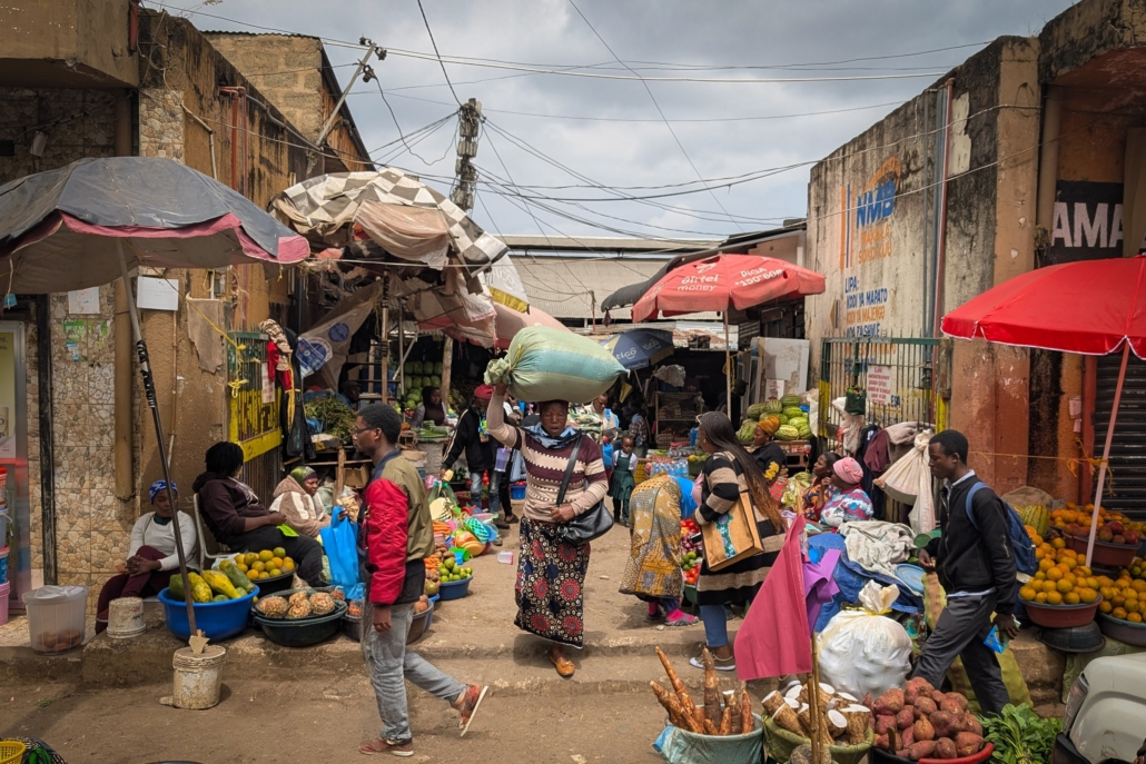 Safari Tanzania - Zanzibar/ Straatbeeld Marktvrouw